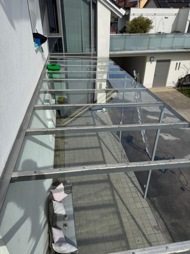 Glasreinigung – PS Hausmeisterservice Glasüberdachung eines Gebäudeeingangs mit Metallkonstruktion.