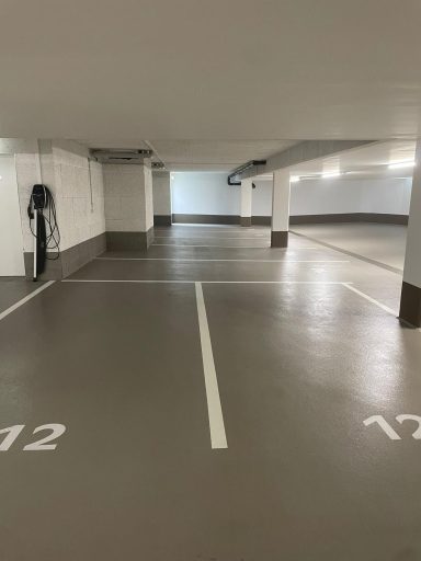 Tiefgaragenreinigung – Saubere Stellplätze Gereinigte Tiefgarage mit markierten Parkplätzen und sauberem Boden.