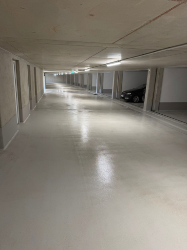 Tiefgaragenreinigung – PS Hausmeisterservice Sauberer Fahrbereich einer Tiefgarage nach der Reinigung.